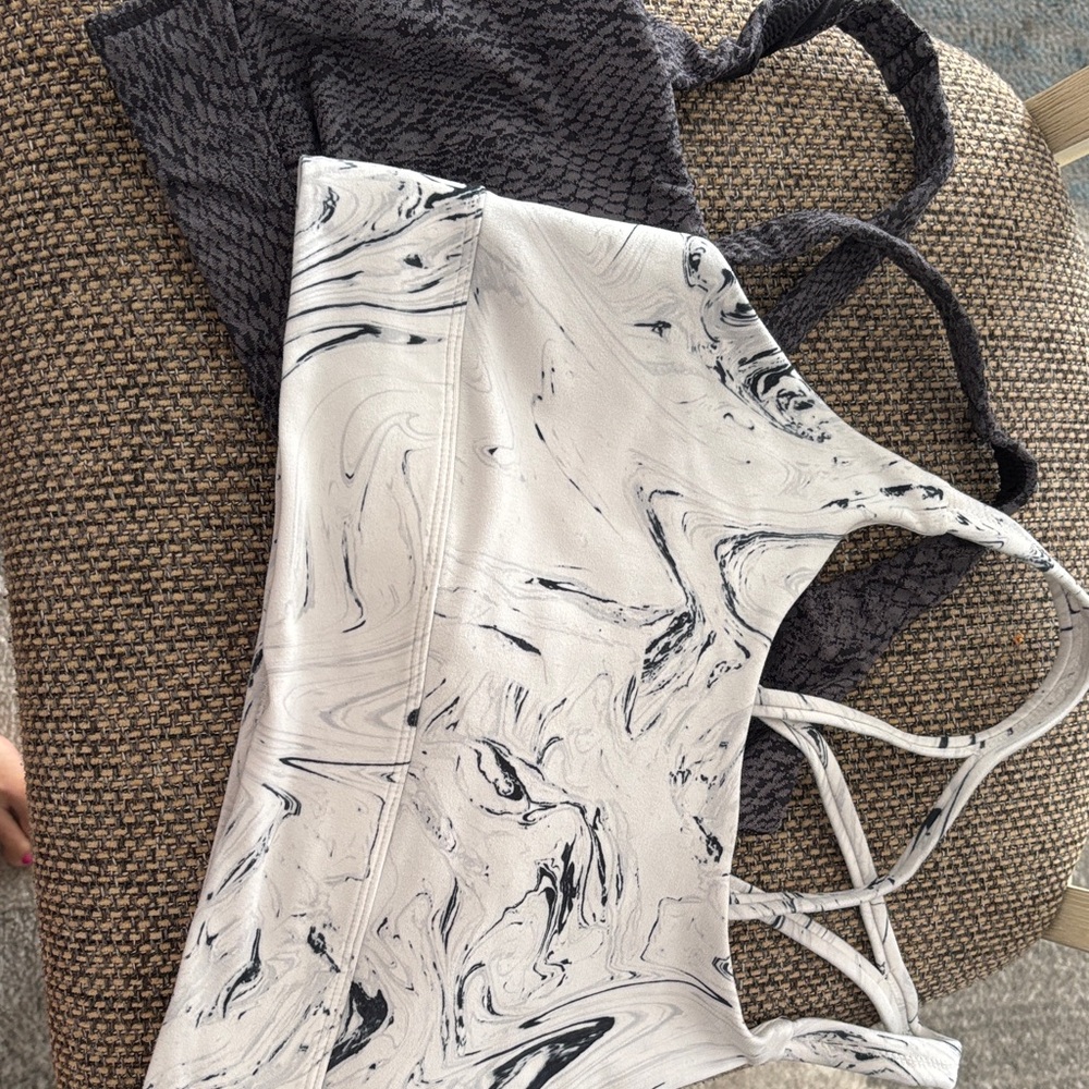 Wolven Black and White Marble Top